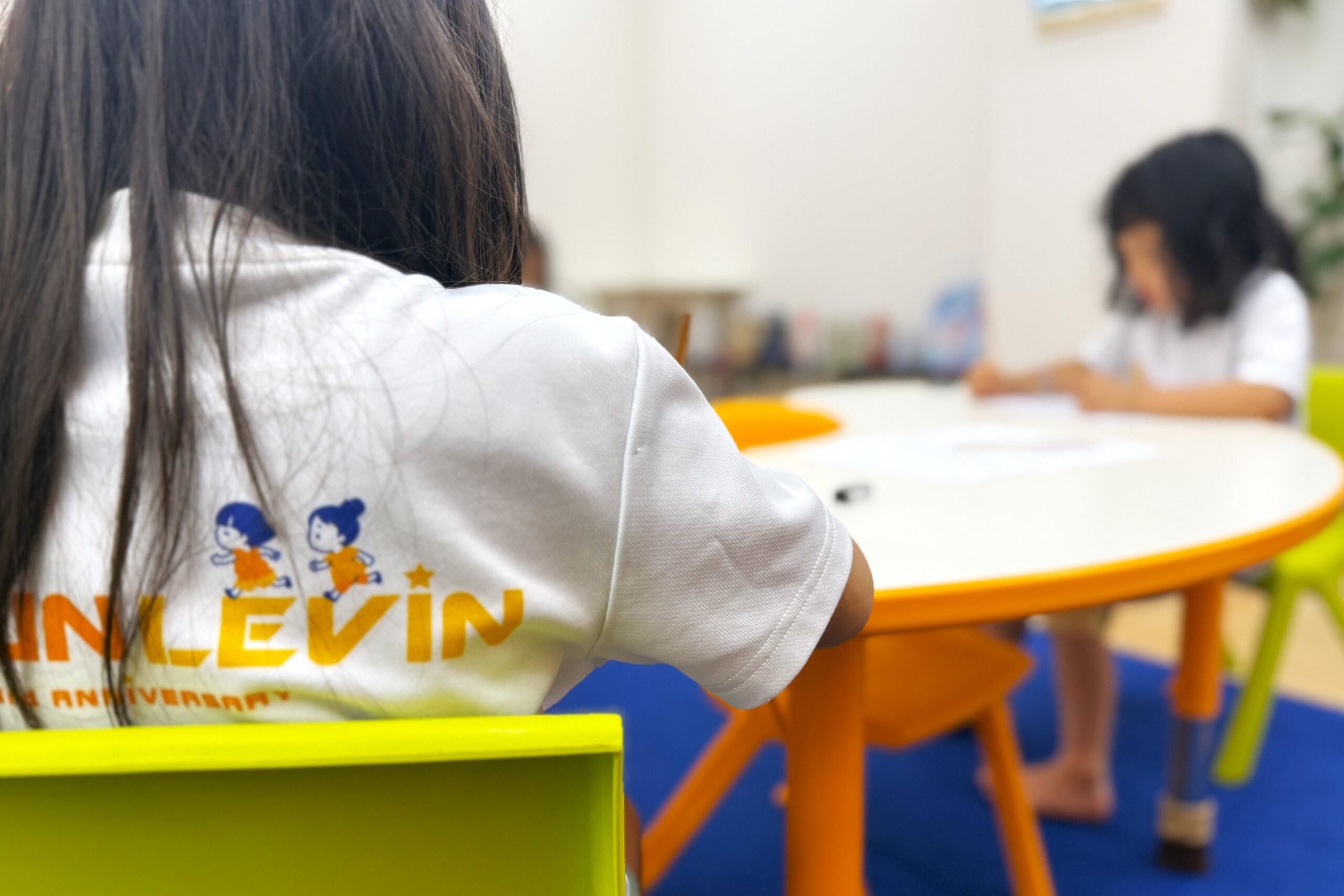 学習スペースで集中して課題に取り組む子どもの様子
