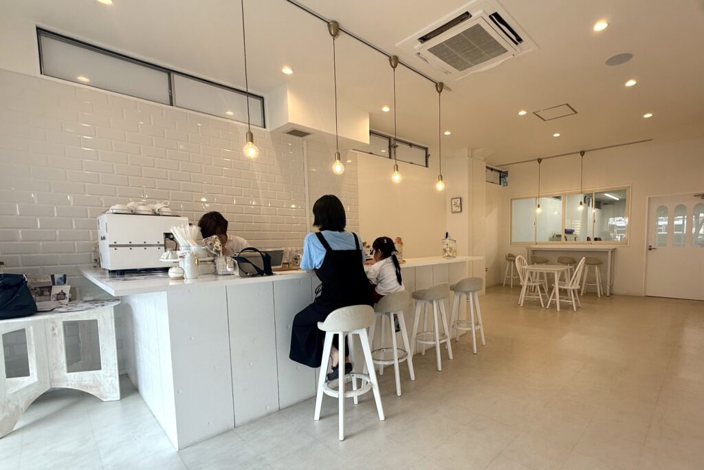 明るく落ち着いた雰囲気のカフェスペース