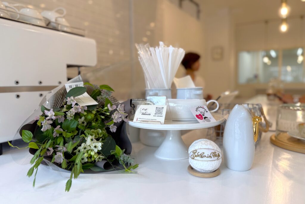 温かみのあるカフェスペースの店内とインテリア