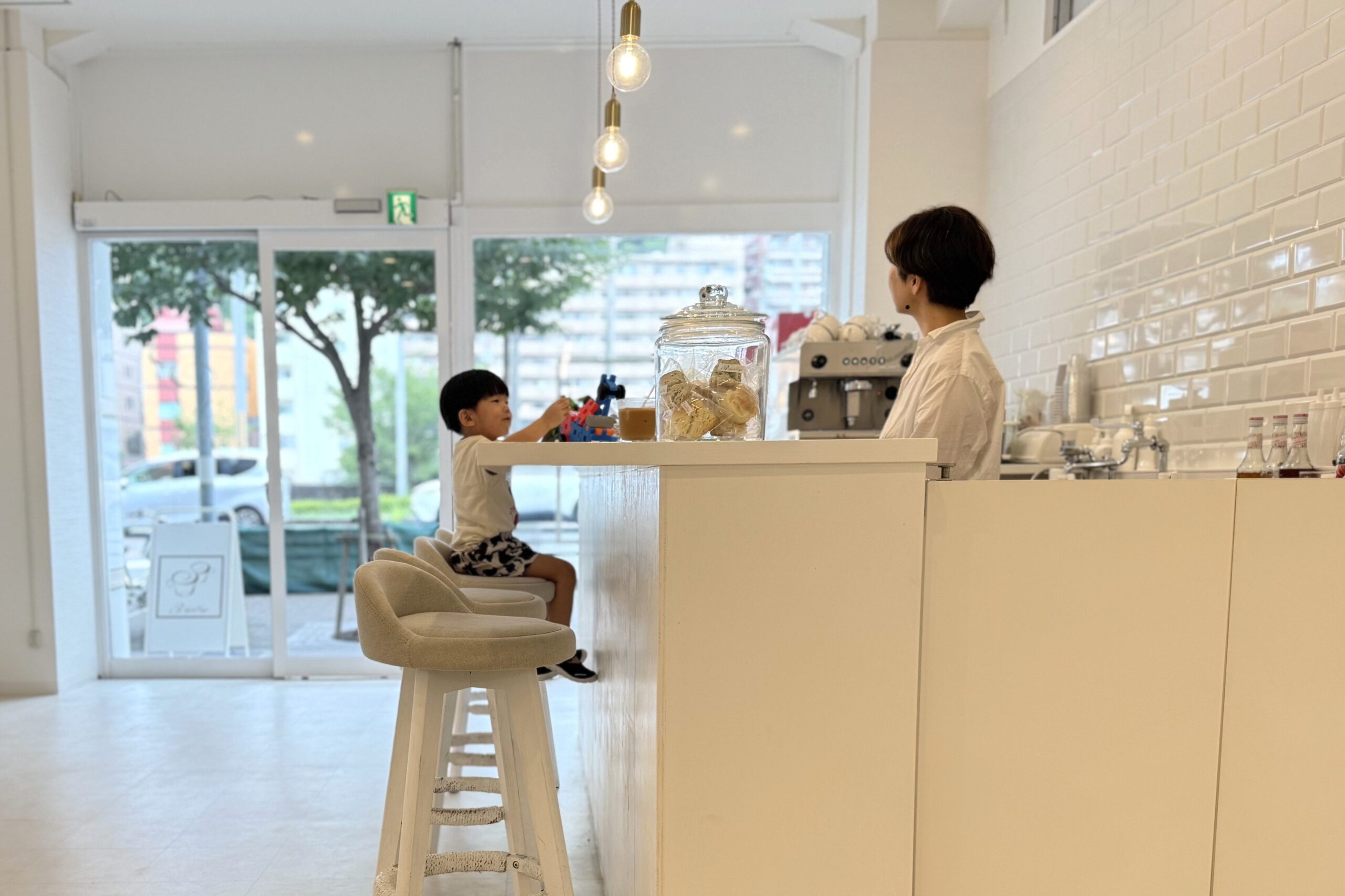 カフェスペースでスタッフとコミュニケーションを取りながら過ごす子ども
