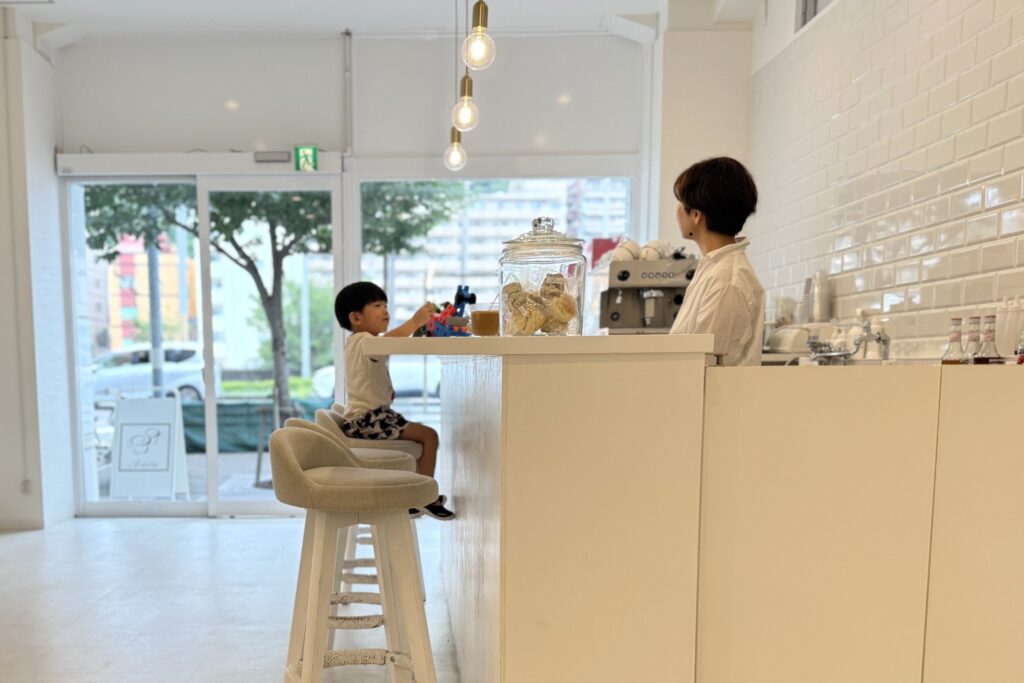 カフェスペースでスタッフとコミュニケーションを取りながら過ごす子ども