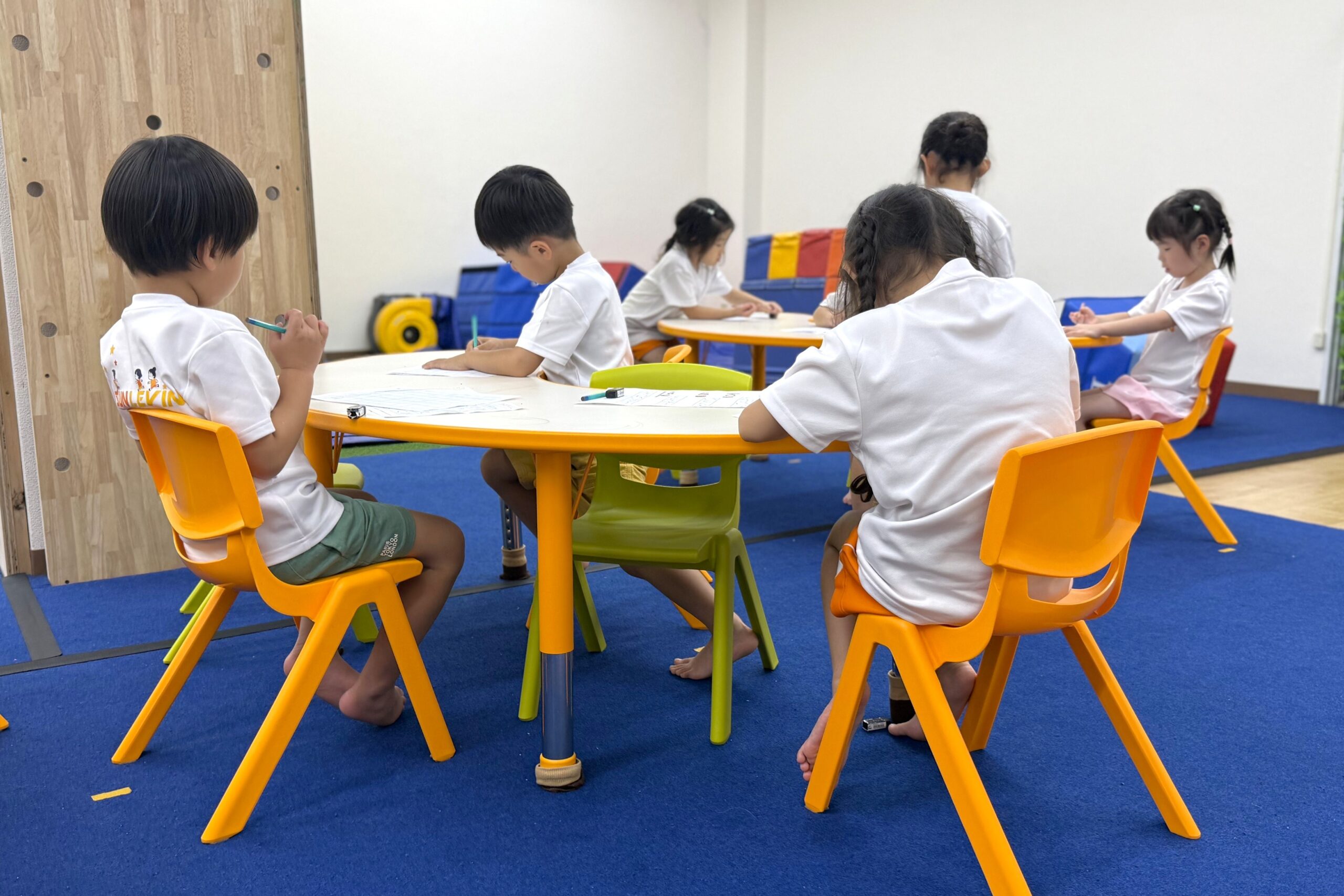 学習スペースで集中して課題に取り組む子どもの様子