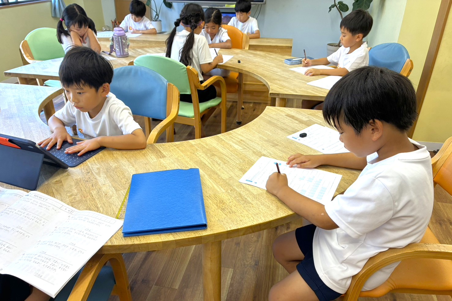 学習スペースで集中して課題に取り組む子どもの様子