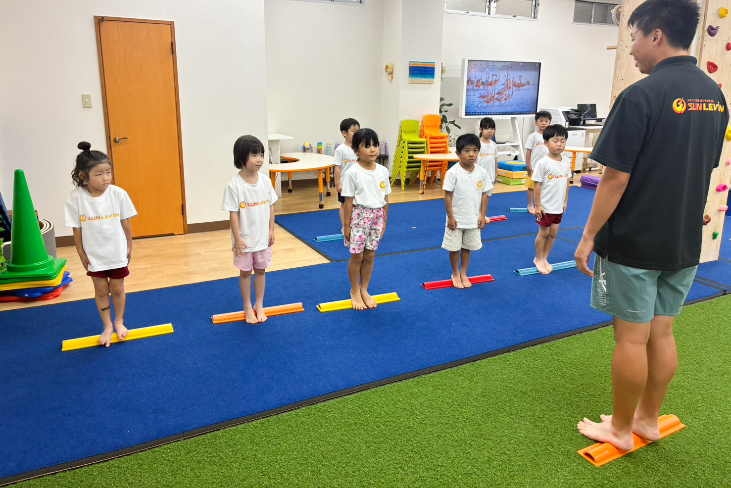 青竹ふみ体操で運動療育に取り組む子どもたち